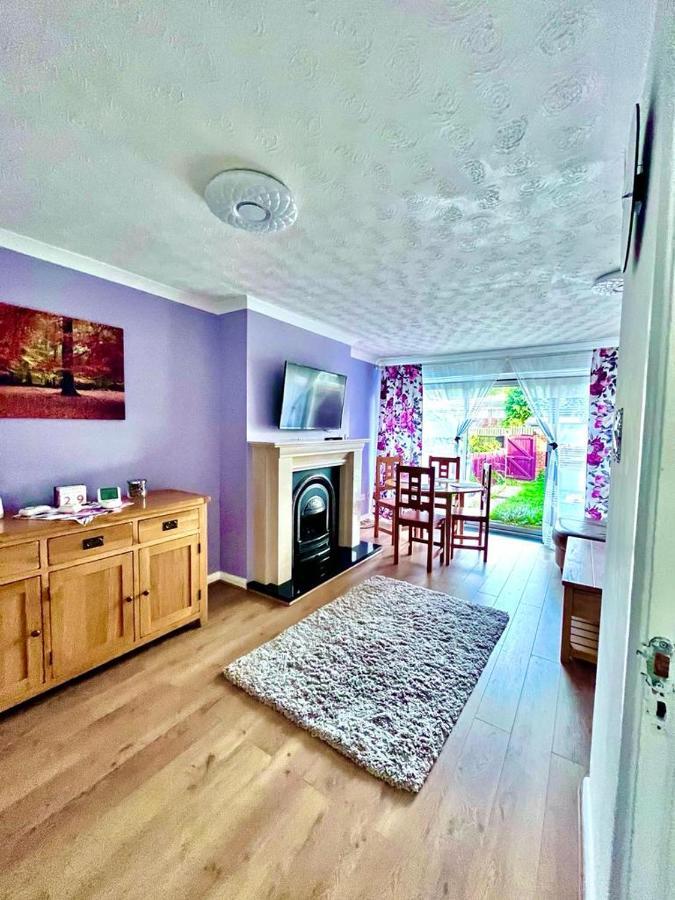 3 Bed House In Walsall, Perfect For Contractors & Leisure & Free Parking Extérieur photo