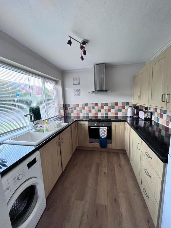 3 Bed House In Walsall, Perfect For Contractors & Leisure & Free Parking Extérieur photo