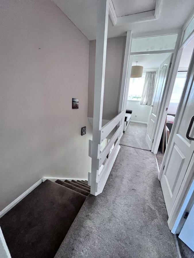 3 Bed House In Walsall, Perfect For Contractors & Leisure & Free Parking Extérieur photo
