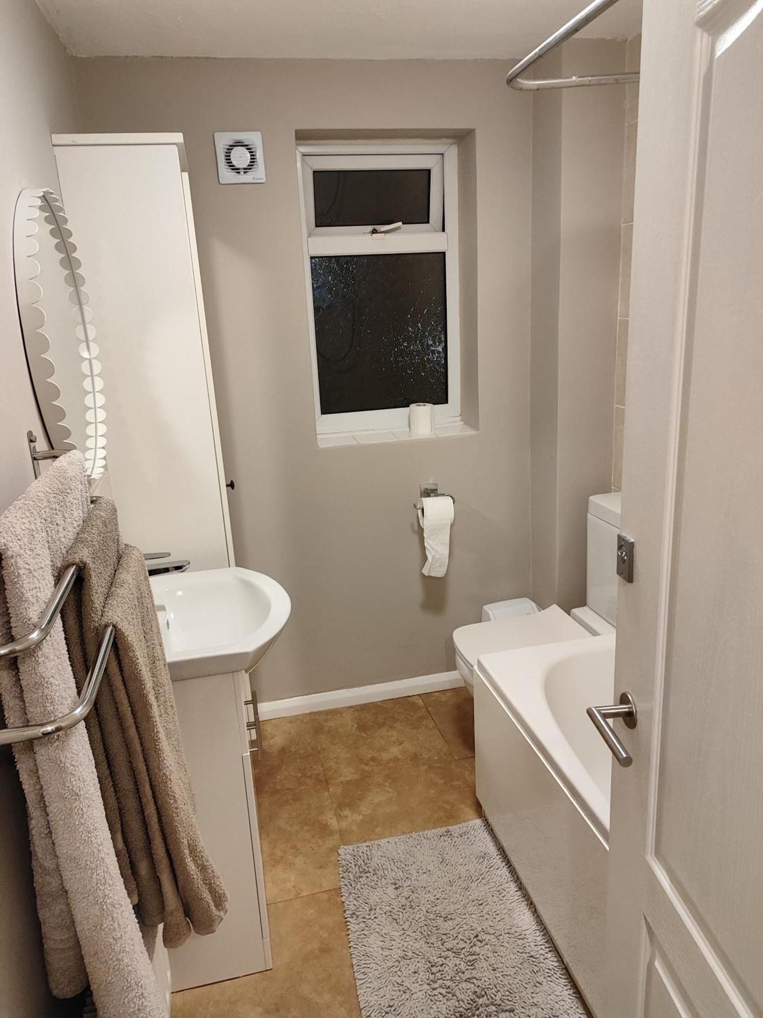 3 Bed House In Walsall, Perfect For Contractors & Leisure & Free Parking Extérieur photo